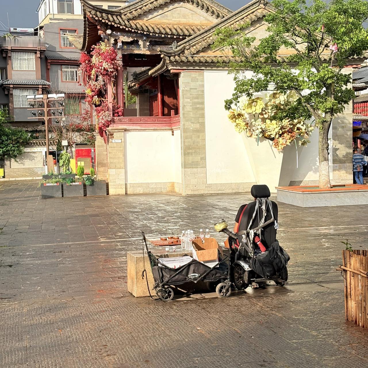 街头棋王 平时和他下棋的人很多 顺便卖点水 今天下雨