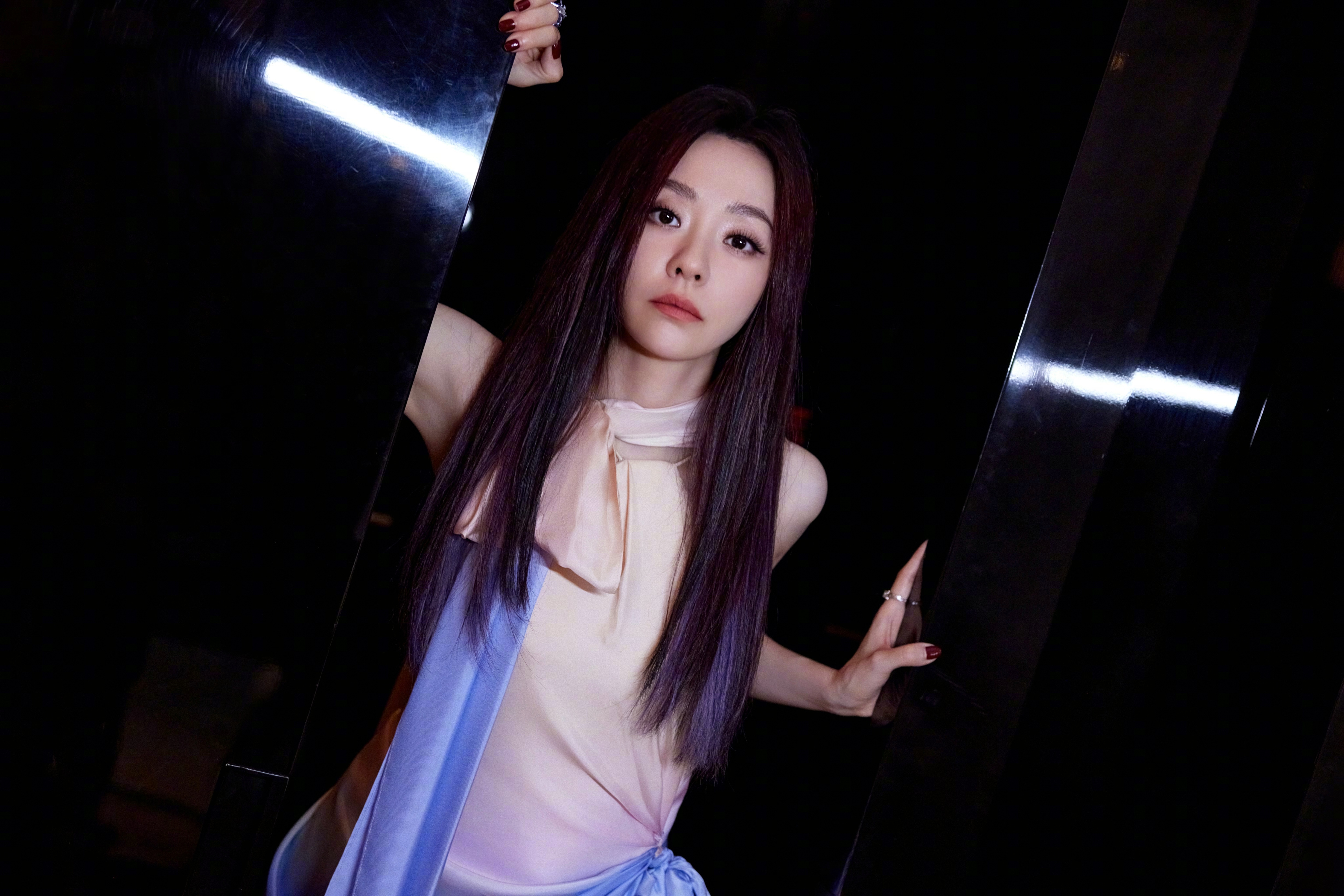 张靓颖 舞台上的璀璨女神，如仙女下凡，展现无尽的优雅与魅力。 ​​​