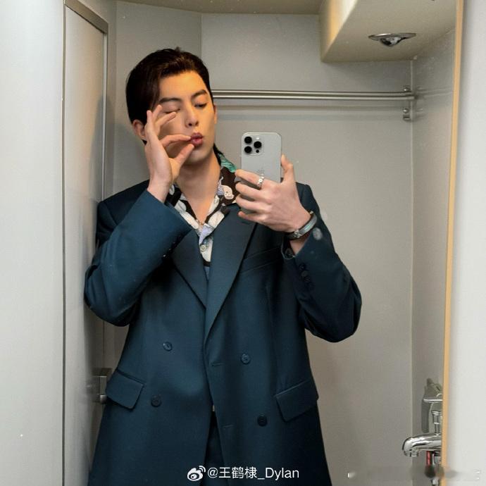 王鹤棣晒徐天彪对镜自拍王鹤棣职业体验指南王鹤棣继续解锁徐天彪的对镜自拍！花里胡哨