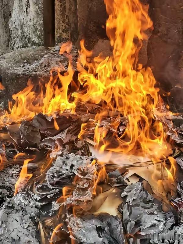 寒衣节、清明节、中元节并称我国传统的“三大祭祀节日”，在这一天，普通百姓大都是通