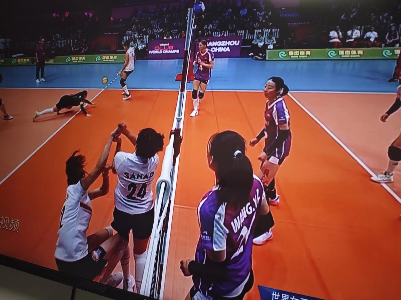 天津女排3：0轻松拿下世俱杯首次比赛的胜利，过程却有几个出乎预料！
第一个意料之