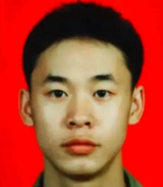 1995年，19岁战士梁强坐大巴返回部队，途中司机停下加油，梁强劝阻无果，就在这