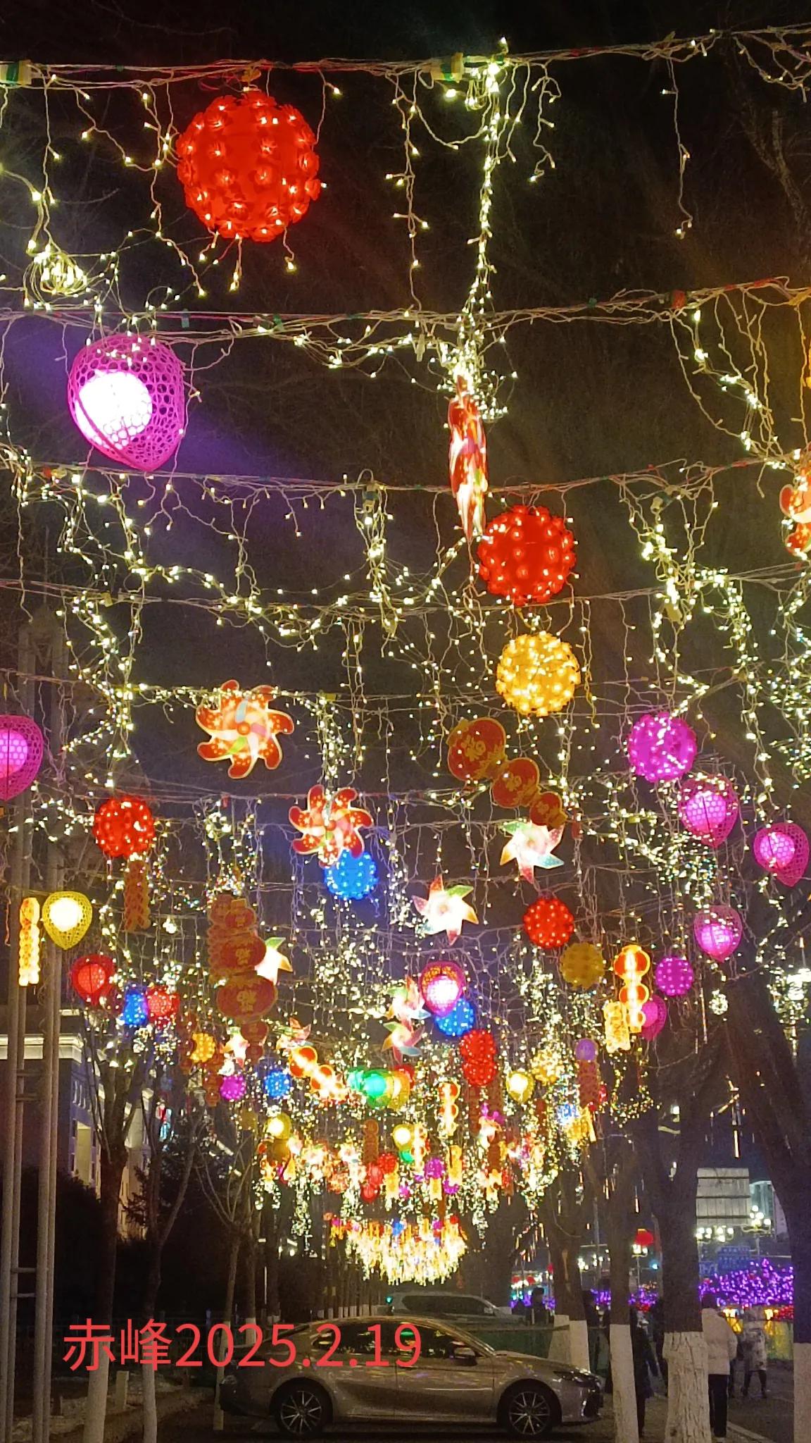 分享一张你最近随手拍的照片吧路边随拍，家乡夜景。