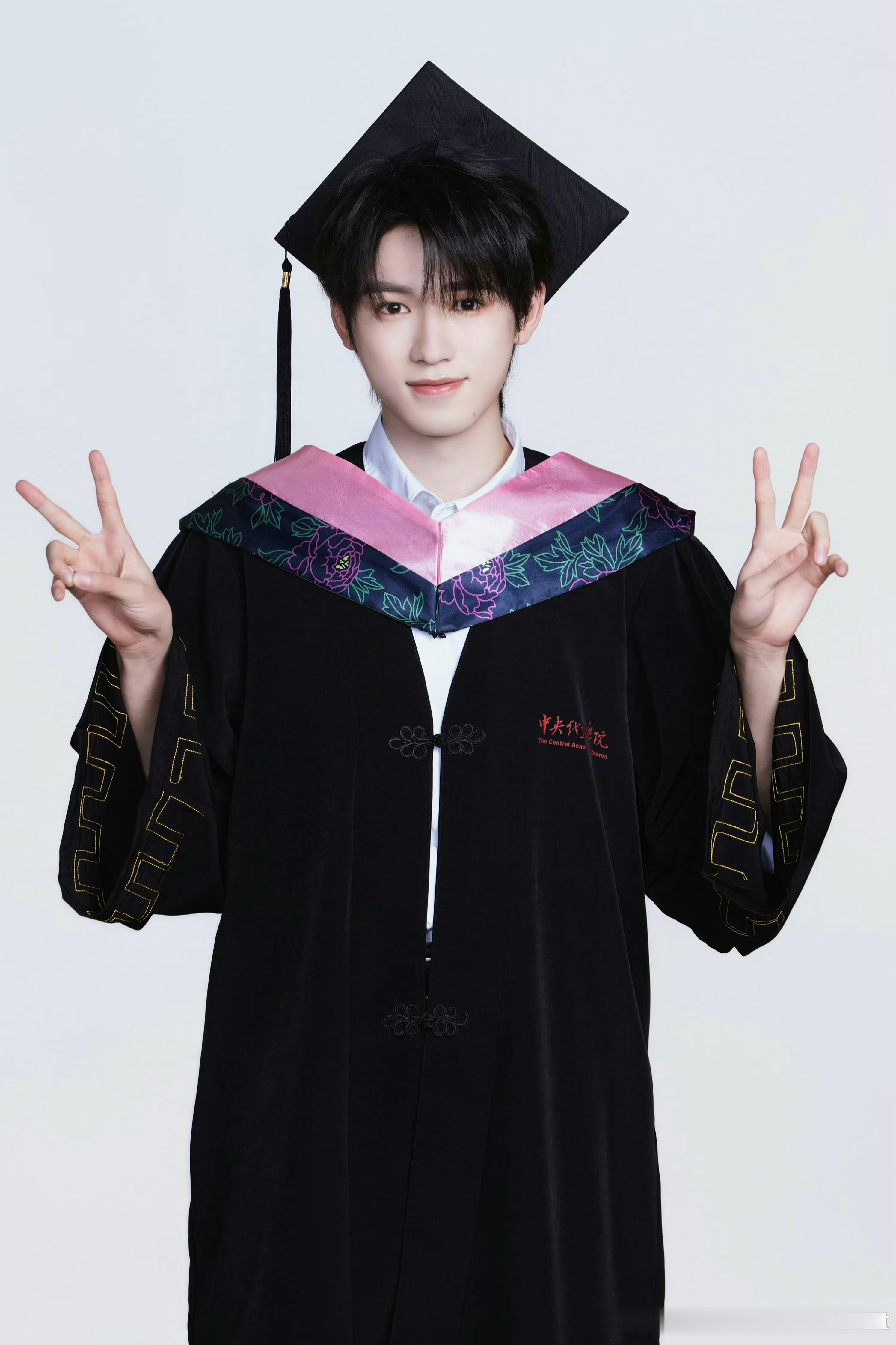 毕业快乐啊亚轩 怎么还是宝宝样 🎓😭 