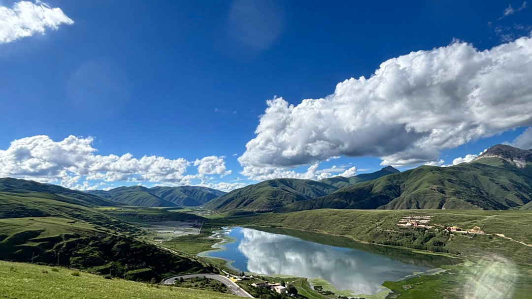 卡萨湖随手拍，大爱这高原连绵群山，早晨出发下雨，一路翻山越岭来到如此蓝天下 甘孜