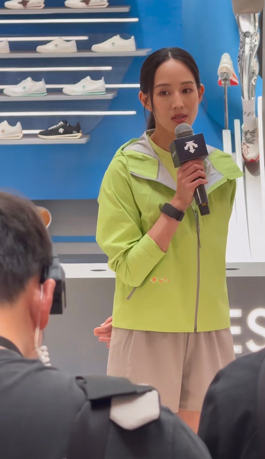 张钧甯参加迪桑特线下活动生图，靠运动保养的43岁果然和别人不一样，状态真好。 