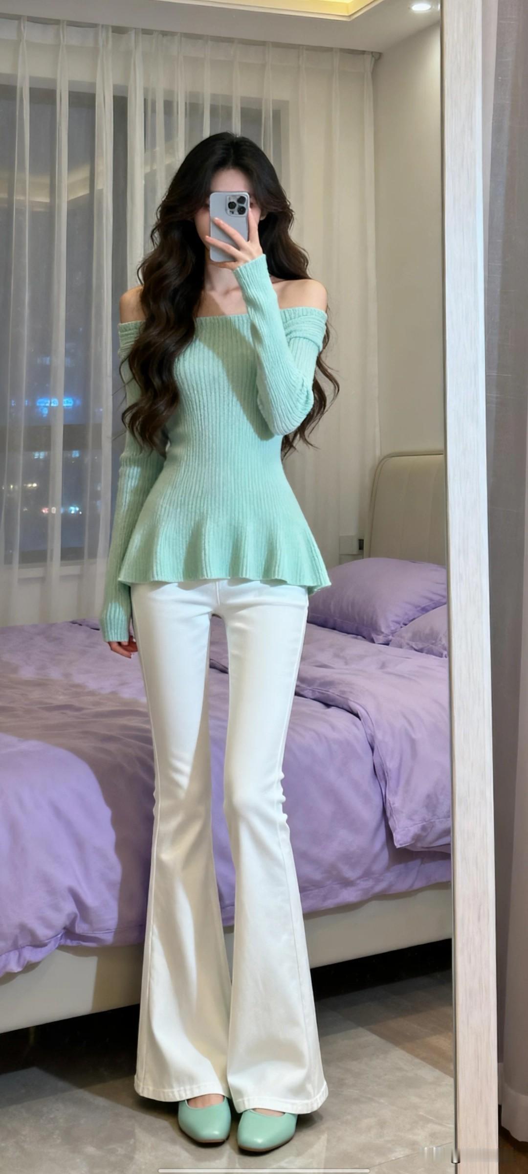 清新薄荷绿露肩上衣搭配白色喇叭裤，简约又时尚！