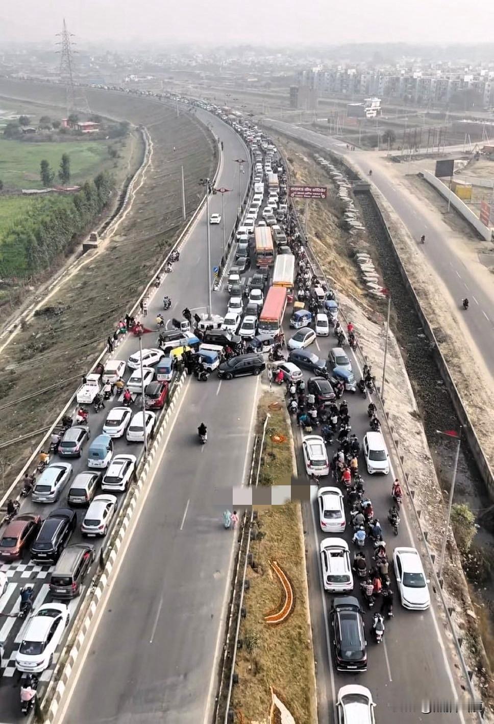 这是印度最近发生的一些大型交通堵塞现场。

你不能单单责怪这些高速道路的设计，也