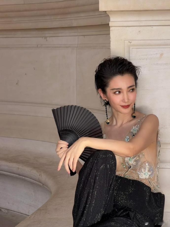 李冰冰真冻龄了  李冰冰身材还和少女一样 岁月在她身上只沉淀了气质，李冰冰冻龄 