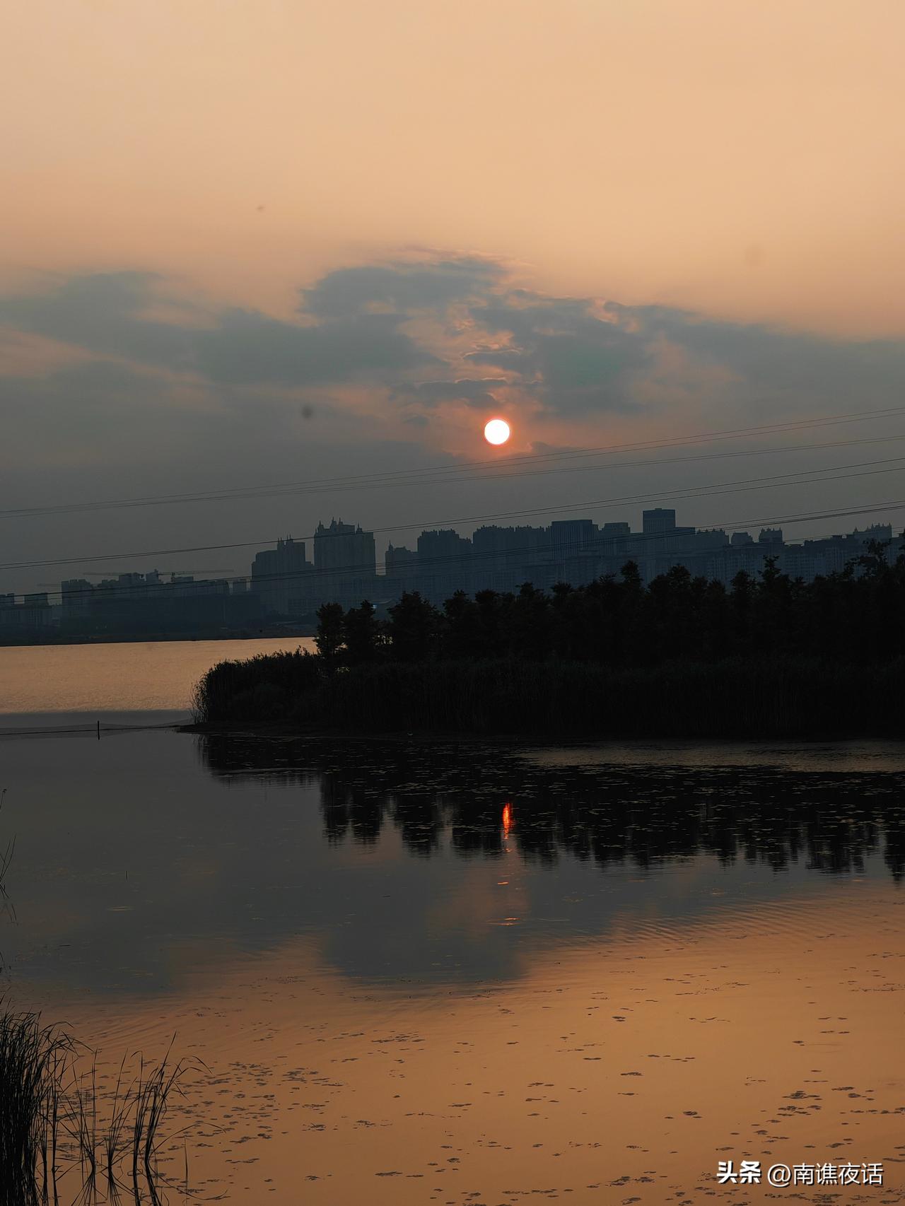 龙子湖的夕阳，我拍过很多次，觉得这一张最美。这次拍摄，我把曝光参数下调，而没有以