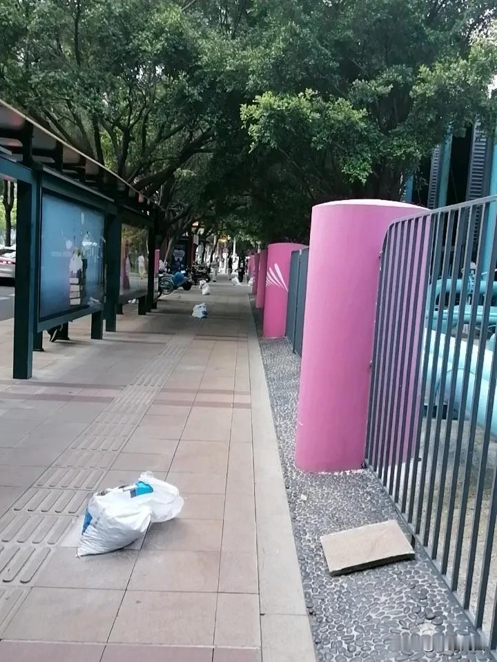大学生打暑假工得注意不少事儿。首先，千万别轻信那些轻松高薪的工作，比如网上说一天