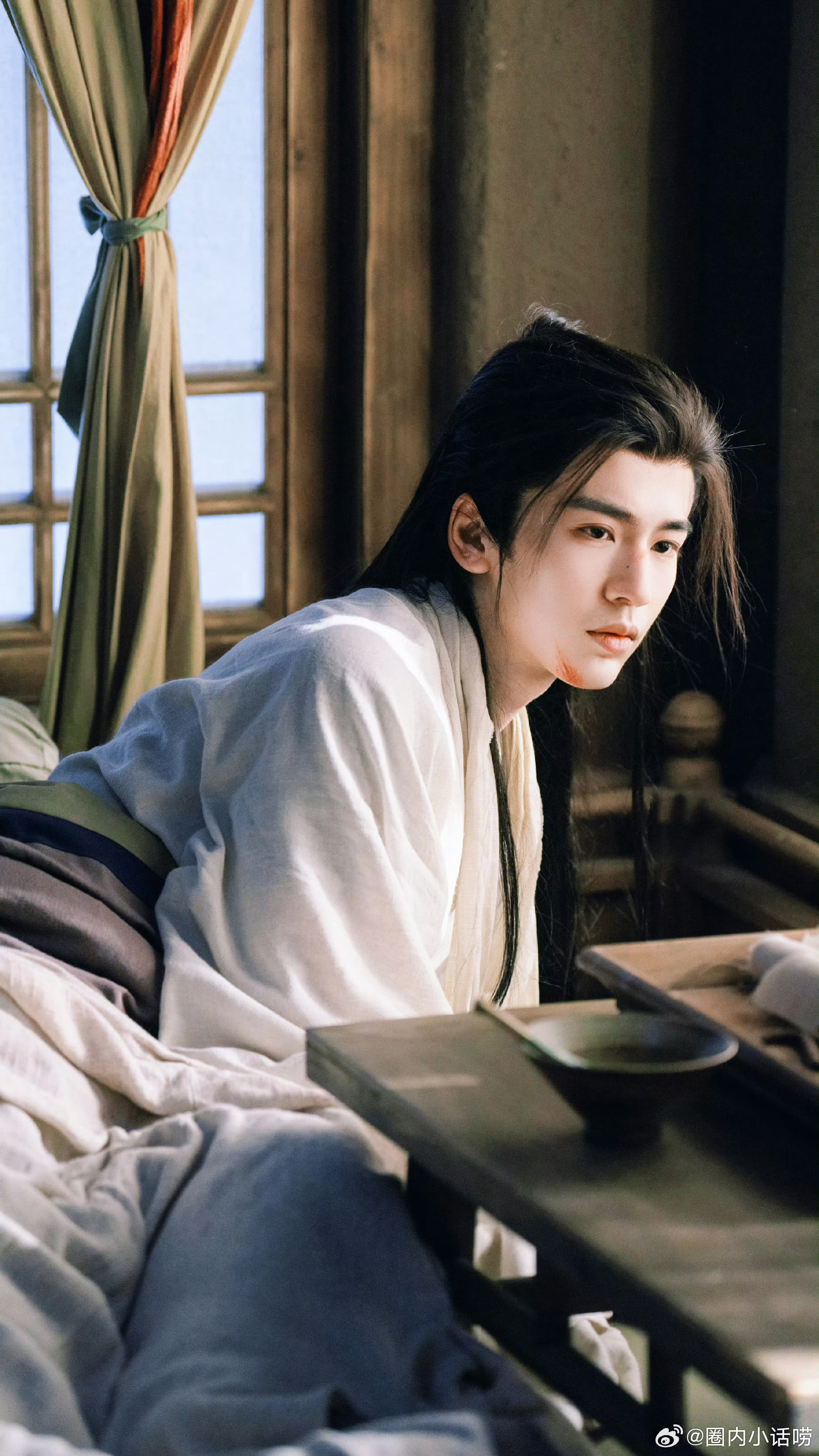 张凌赫逐玉用配音多正常？用原音就更拖累原本就平平无奇的演技了。 