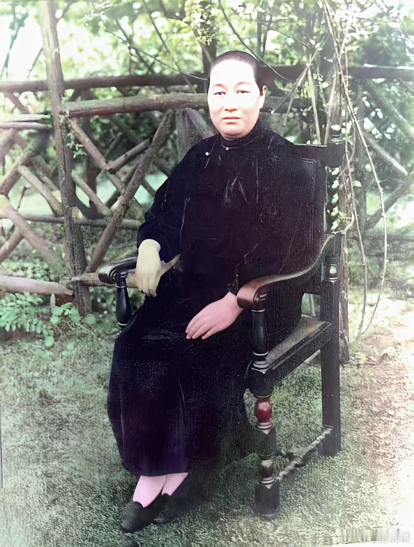 历史上没有几个女人敢和这位太太相比！她的三个女儿三个女婿，风云中国近代史百年。她