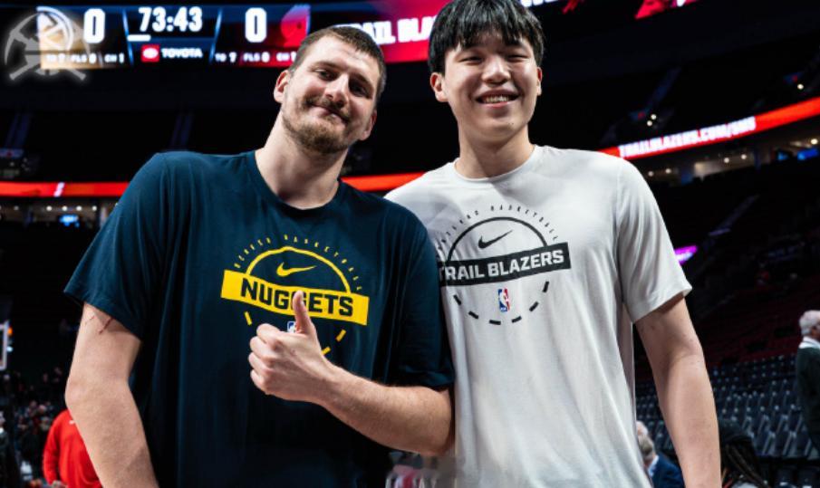 不是说好了要亲约基奇一口吗？杨瀚森约基奇合影杨瀚森与偶像约基奇同框了杨瀚森