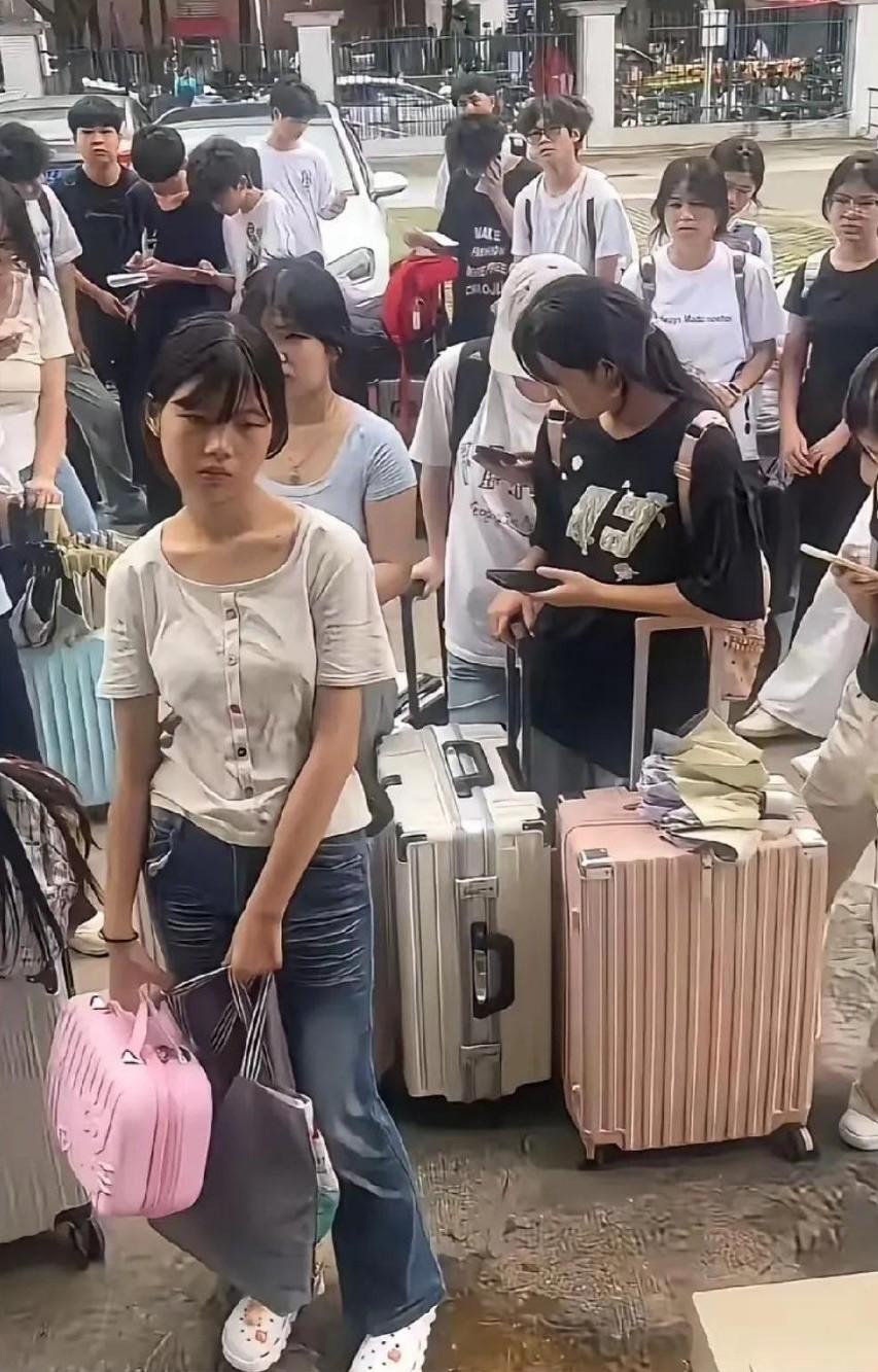 又有一批初中毕业生提前进厂了。瞧他们那一脸生无可恋的模样，真是让人心生怜悯！其实