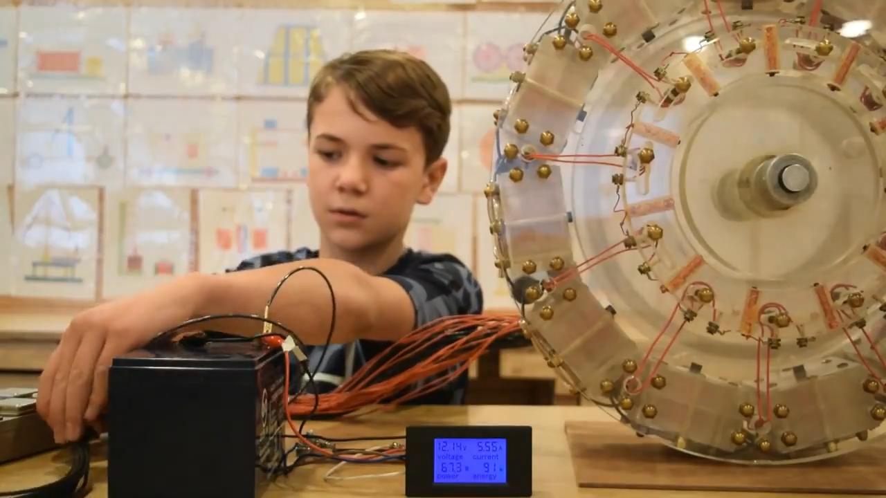 丹尼尔的磁动机利用一系列电磁铁连接到同步的开关，在共振状态下运行。视频显示，随着