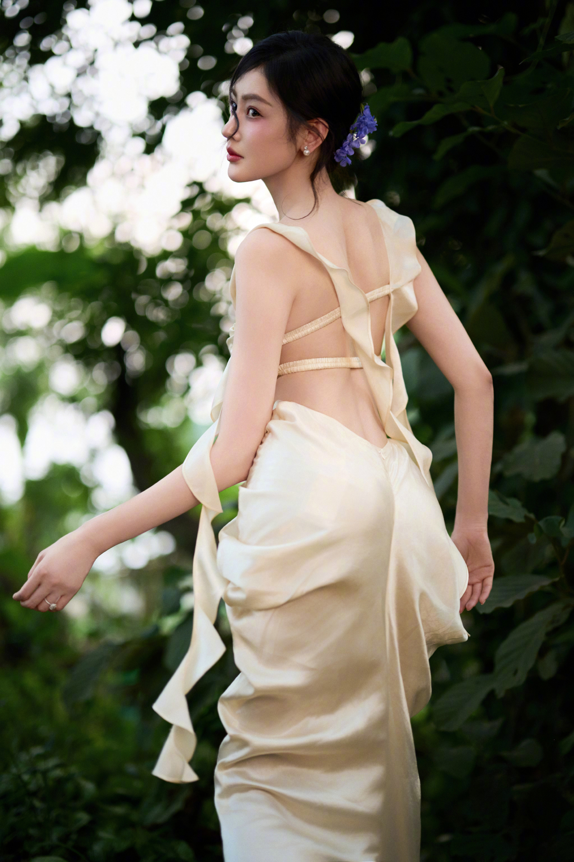 张天爱胸前裹了一块布就敢出来了，看着好清凉 