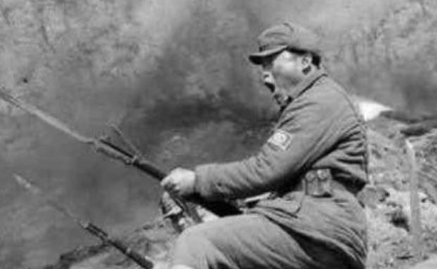 1942年，八路军干部腿部中弹被鬼子包围，情急之下掏出手枪想要以死明志，但连开三