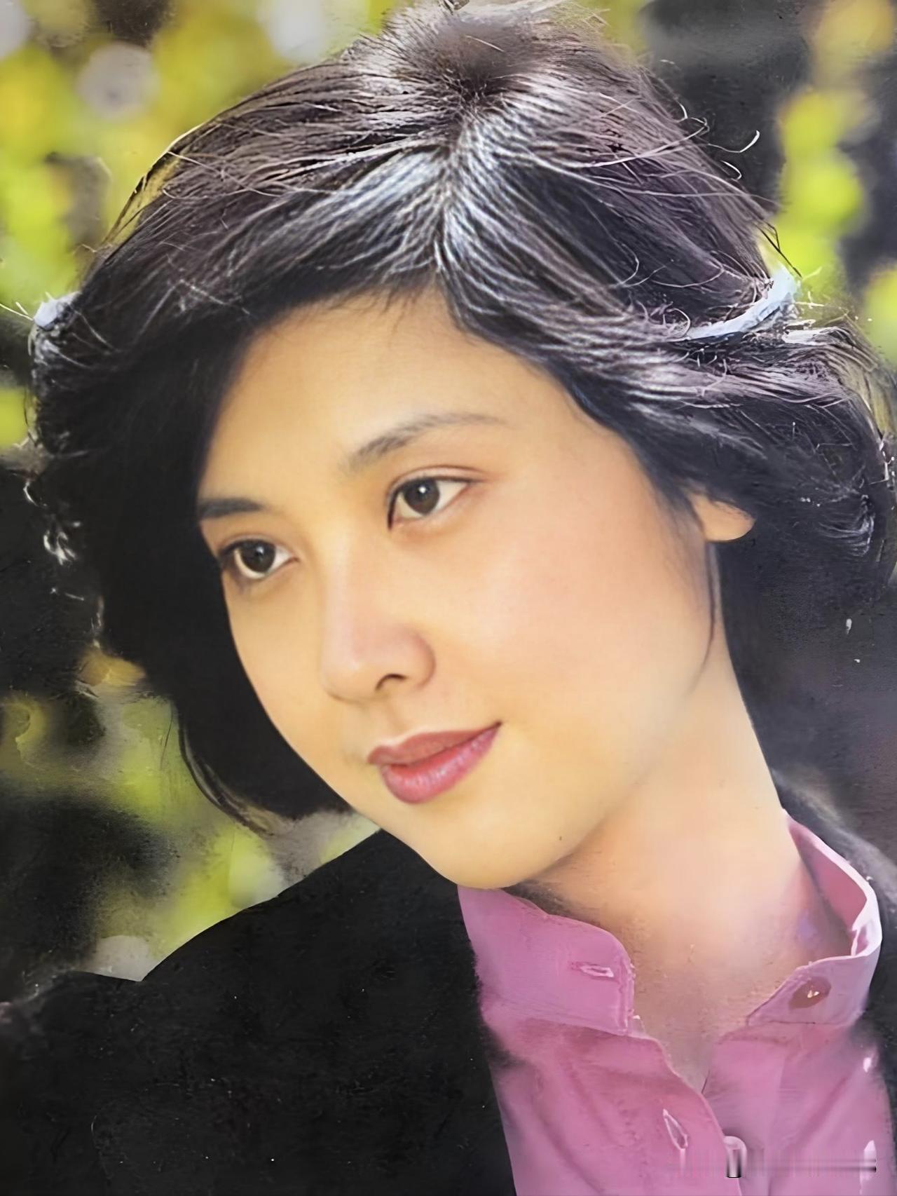 女儿国国王朱琳，一双眼眸藏尽春水，端庄里透着柔情，惊艳了时光，温柔了岁月。西女儿
