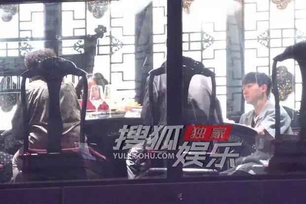张晚意和妈妈与家里亲属聚餐路透图 ​​​