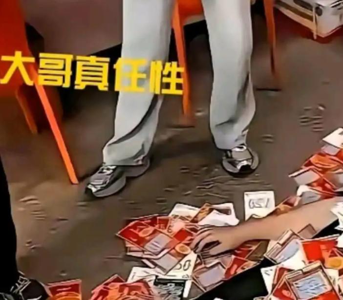 一男子为了验证刮刮乐不是坑，
豪砸21万多，把彩票店全包了，当场实测，结果一出，