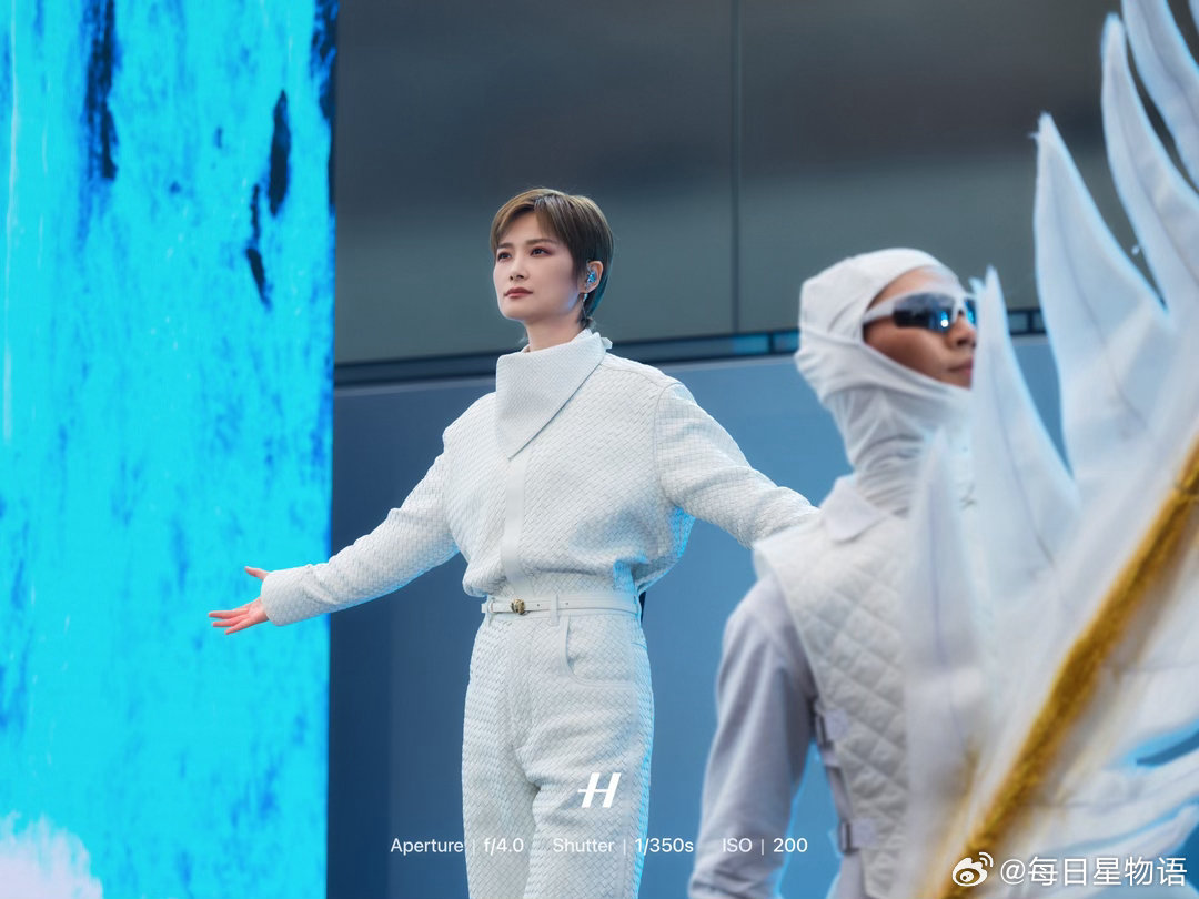 库克说李宇春是改变世界的人 库克在今天品牌活动现场盛赞 是能改变世界的人，排面直