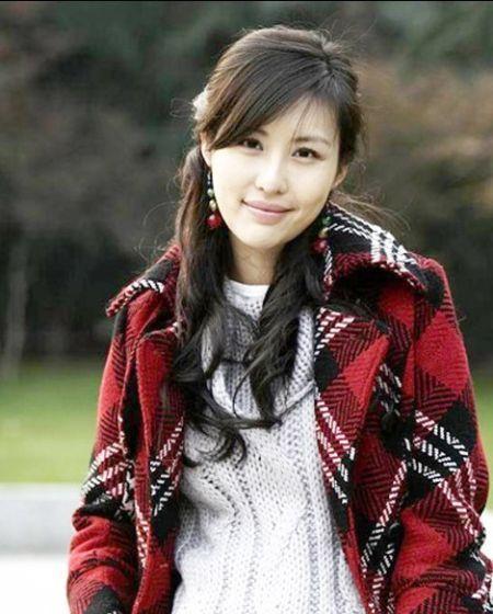 终于，她亲手撕掉了最后一个标签。
近期采访里，田朴珺第一次坦然承认：“我依靠了王