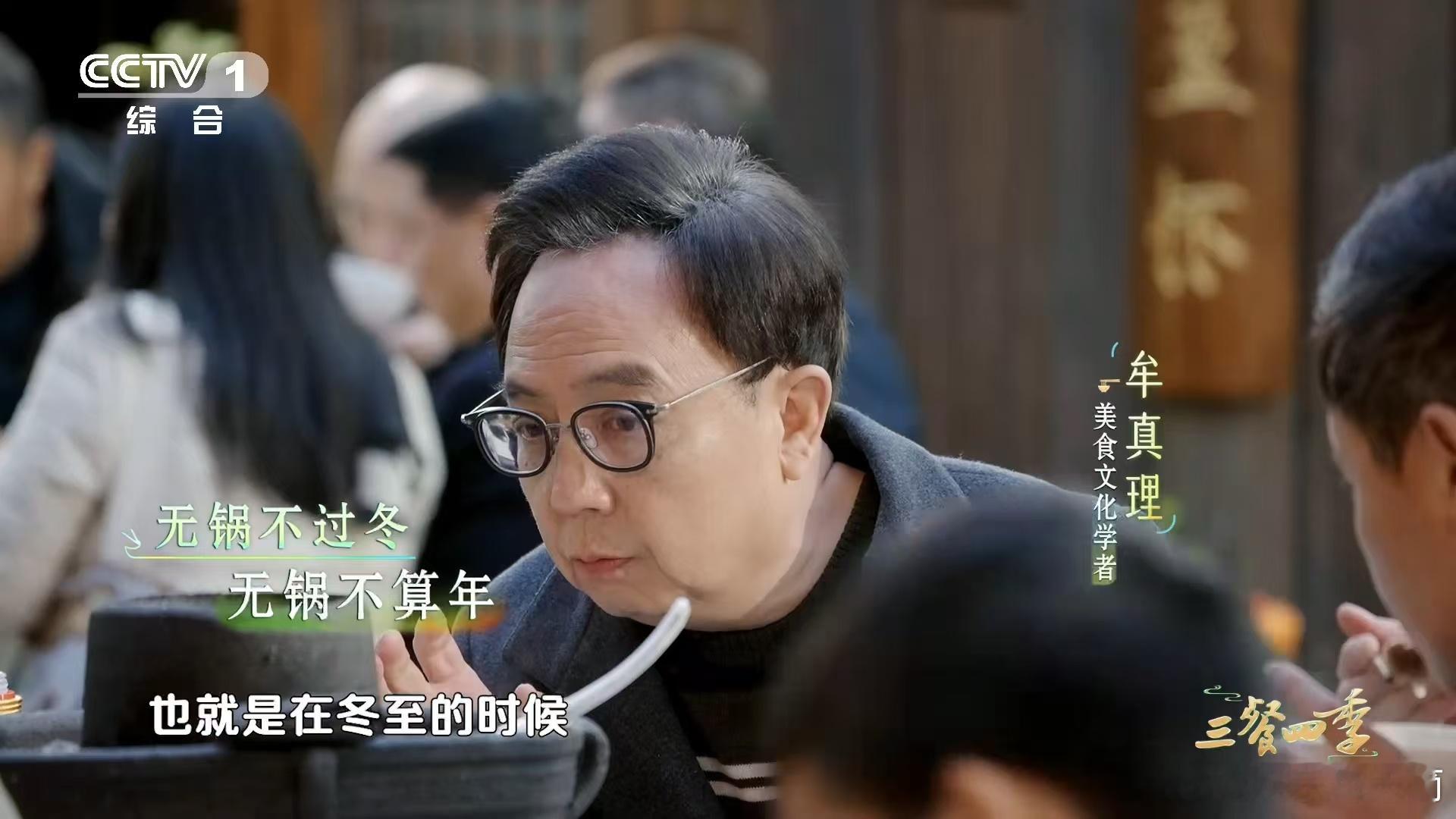 燃面师傅甩干面条又快又帅  宜宾燃面的师傅甩面手法了得，又快又帅，让人眼前一亮。