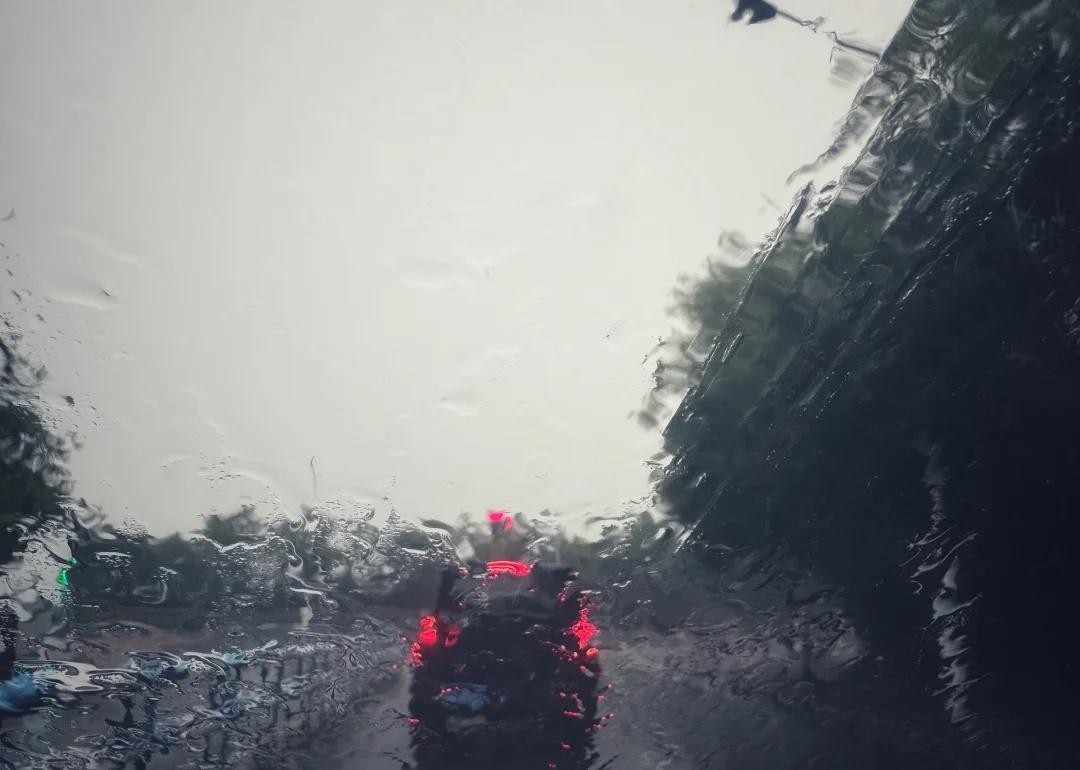 开车，暴雨天，雨天开车☔️
滨江路行车，像在开船一样。暴雨 天在路上 梅雨 超级