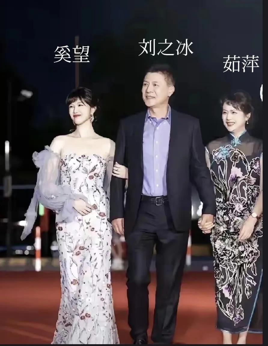 奚望确实有骄傲的底气。
因为他继父是刘之冰，一位德艺双馨的国家一级演员，她母亲是