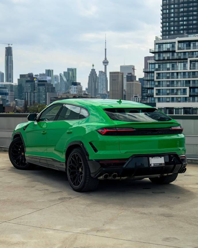 这台 Urus SE 采用了专属定制的 “毒蛇绿” 车漆，这种独特的颜色仿佛是为