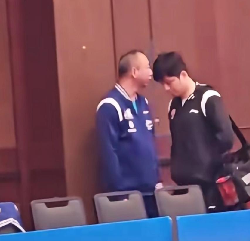 马上要开始比赛了，
看到了樊振东去了训练场。
王楚钦与林诗栋对练，
一会石头也要