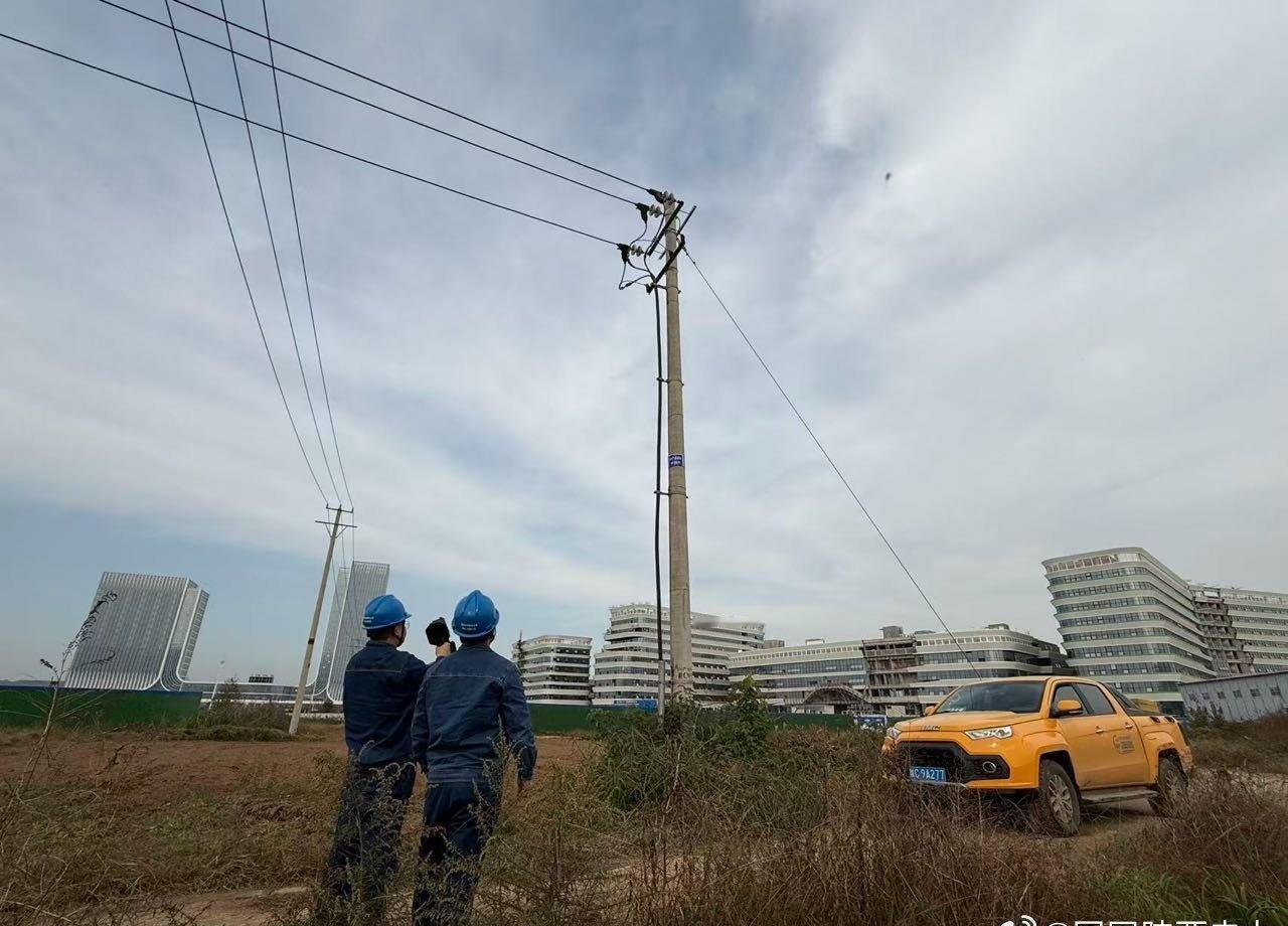 筑牢迎峰过冬安全防线】10月30日，@国网宝鸡供电公司 高新公司磻溪中心供电所组