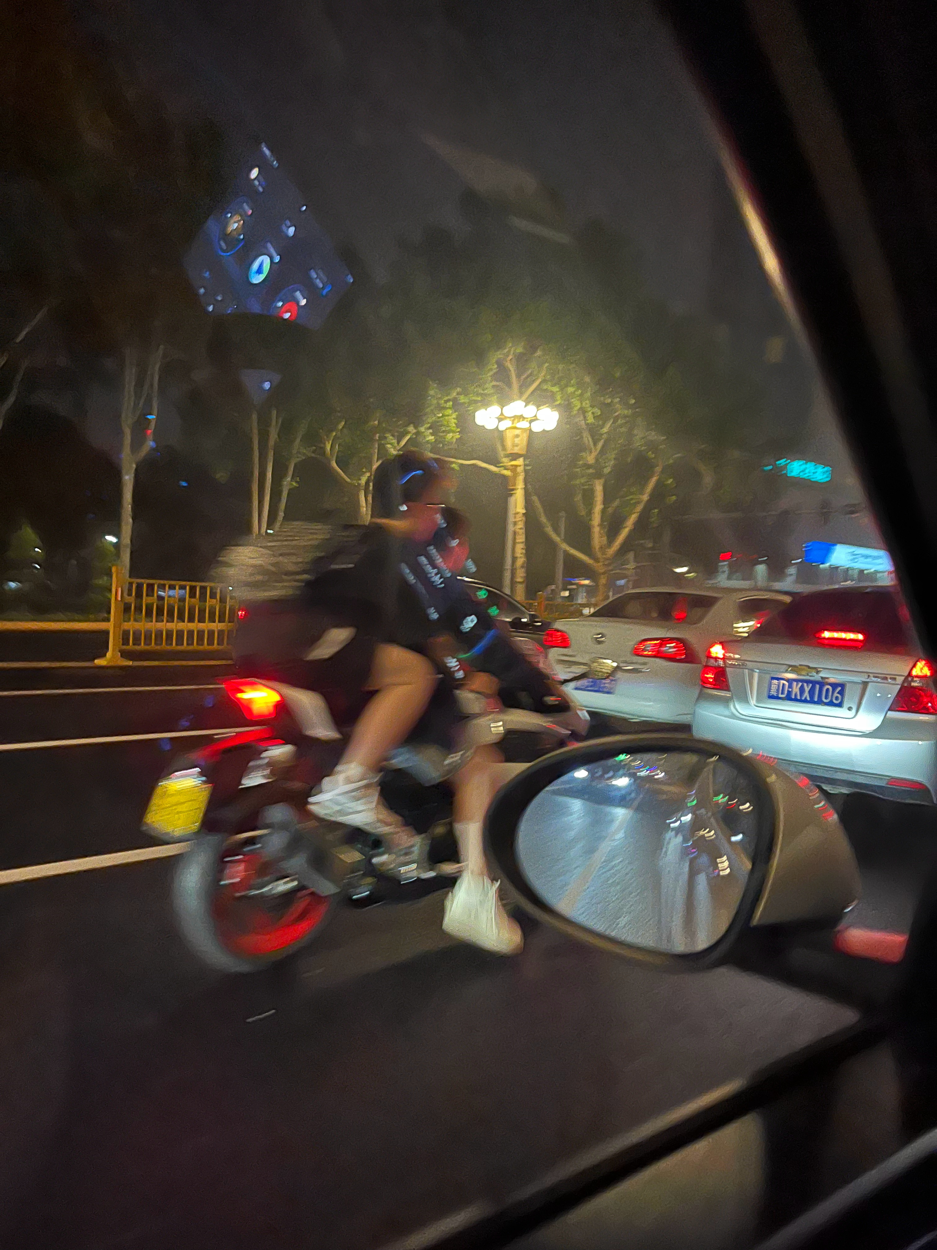 骑车带着人还不戴头盔，吓人😟#yz77聊车# ​​​