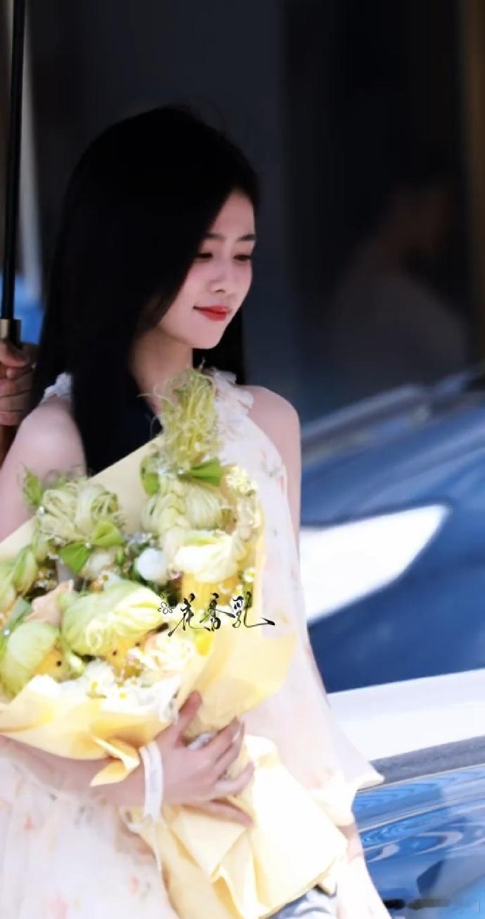 原来玉米真的可以钓到白鹿白鹿收到了玉米花 ​​​刷到图直接乐了，原来玉米真的可以