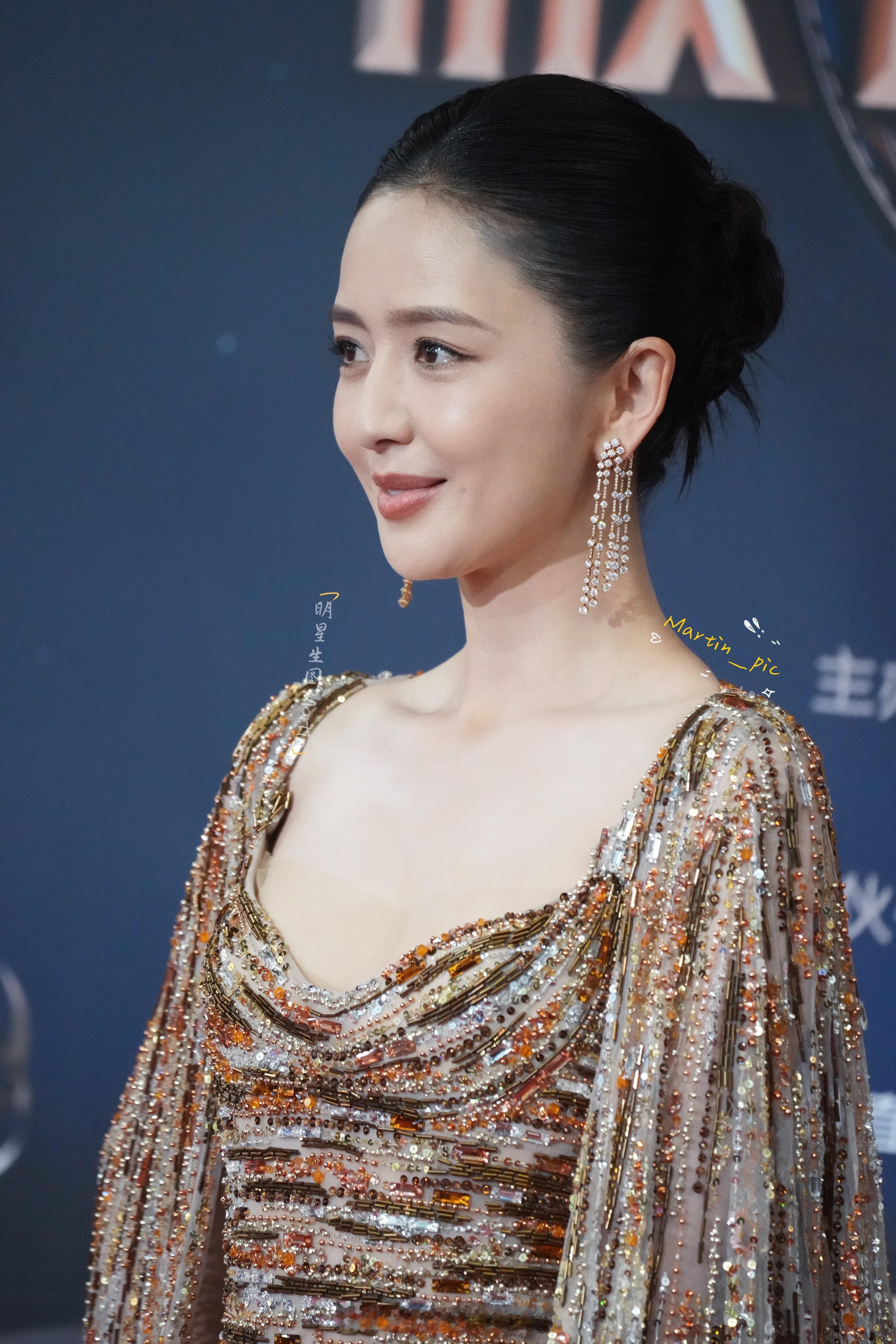 佟丽娅[超话]  💃🏻微博电影之夜 佟丽娅 250613红毯生图掉落～姐姐今