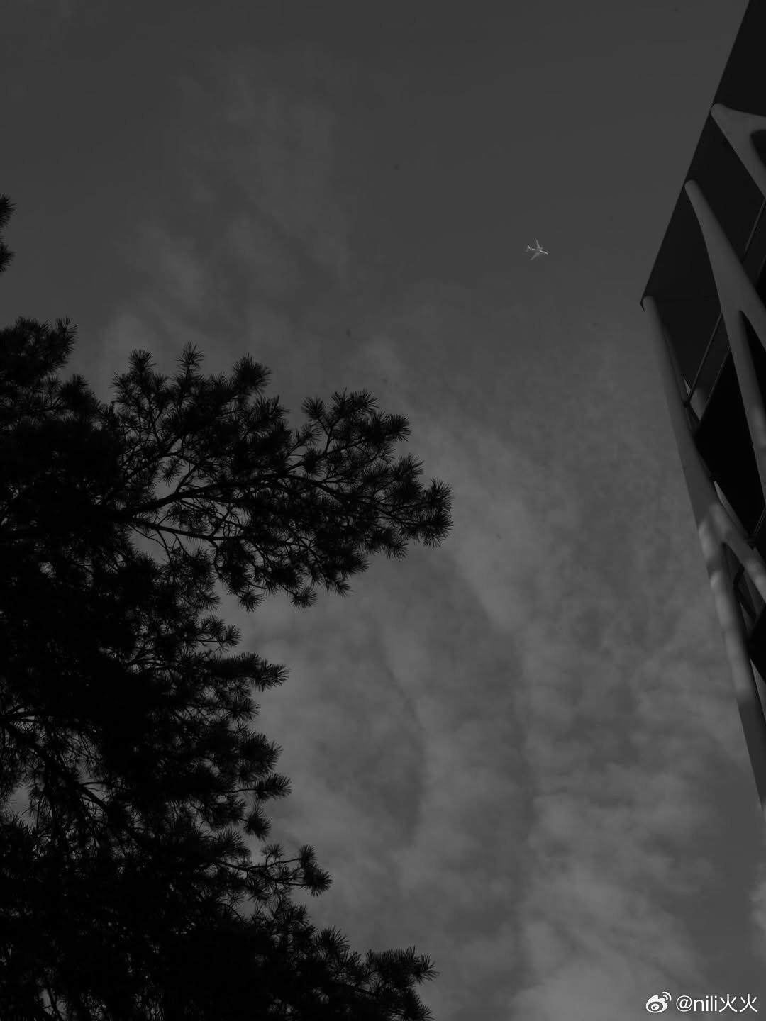 一博IG更新自拍！好帅啊啊啊，给大家送高质量男头来了   bgm《i walk 