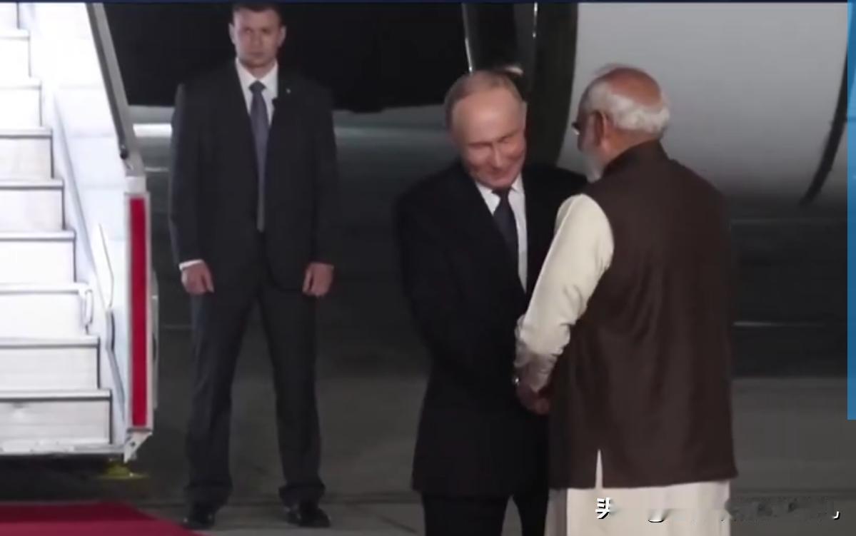 普京访问印度，与莫迪共乘一辆车前往会晤地点！
12月4晚间看点，

据俄罗斯卫星