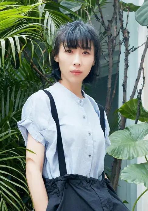 内娱新规要求演员必须用原名。
​最让我感到反差的明星原名不是白鹿。
​也不是原名