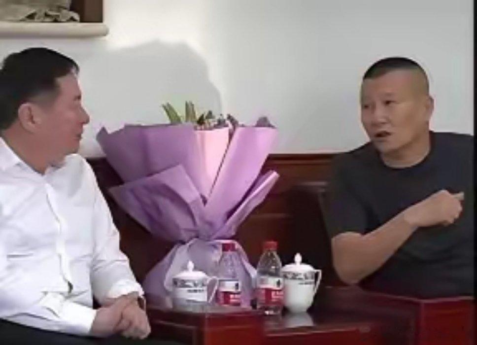 王楚钦爸妈罕见接受采访。近日大头爸妈现身北京队，一起观看儿子比赛。并接受了记者采