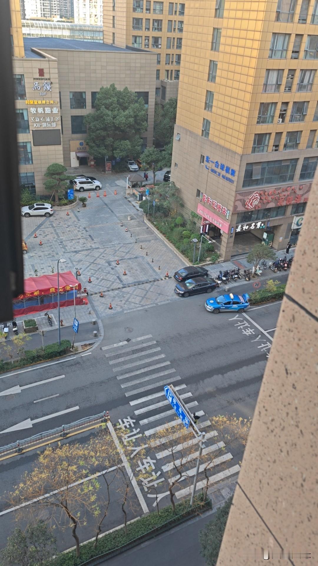 每天出门
这里人和车都好多
可是今天这里好干净，人和车都好少
其实这样挺好的，