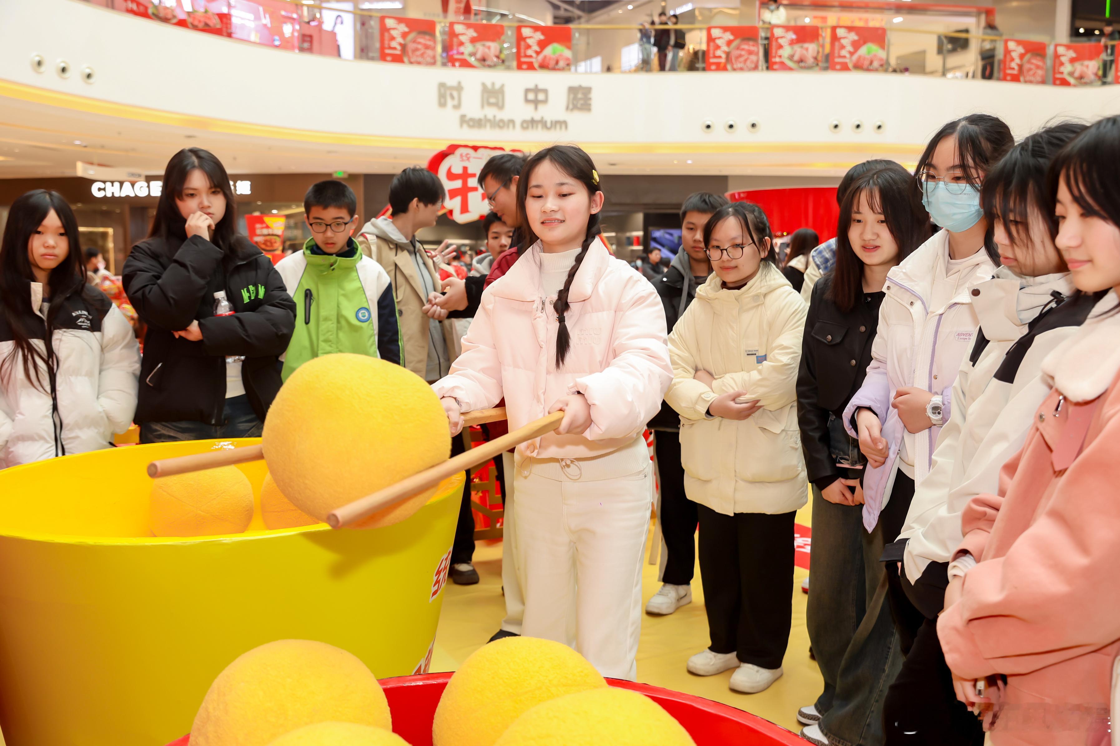 统一红烧牛肉面牛气节湖南站  福娃来了，财神来了、小丑来了、我也来了，你什么时候