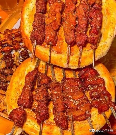 新疆喀什有很多美食，想想就流口水[耶]

1、馕坑烤肉‌：大块羊肉腌制后，贴在炽