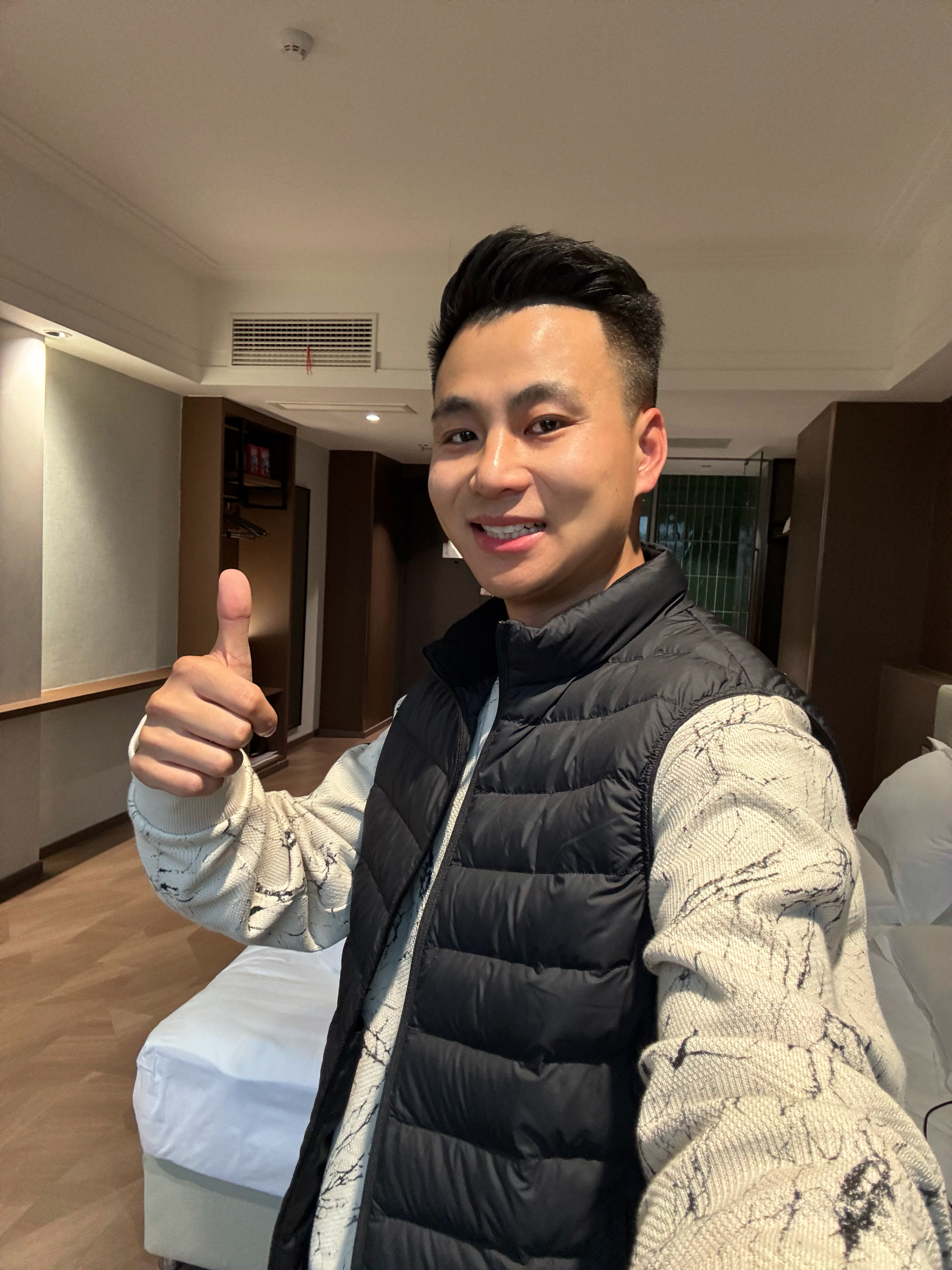 早，兄弟姐妹们！电视剧看多了，昨晚上跟兄弟几个喝酒，我进门外套一脱，杯子一拿，啤