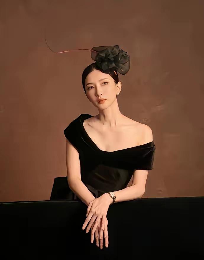 阿哟妈耶，江疏影咋这么美丽哦？！美翻了。美得让人惊艳！美得让人挪不开眼睛了。
