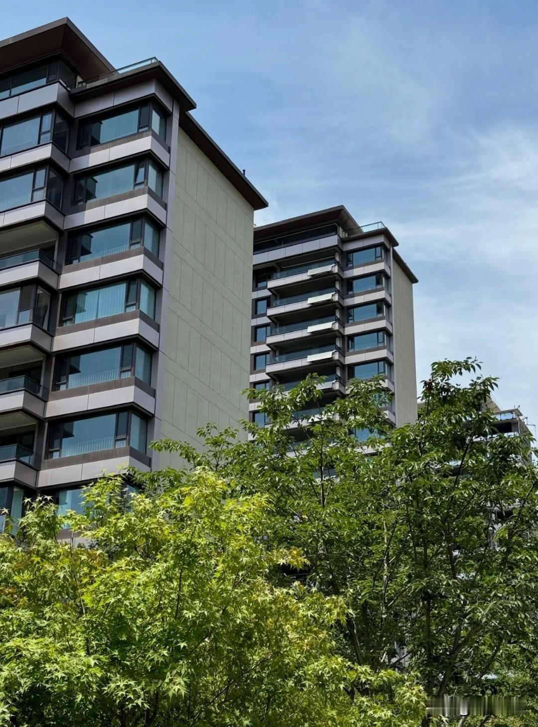 物业公司主动集体宣布：撤场！
比如，华南某小区业主群，突然流出一则“物业公司撤场