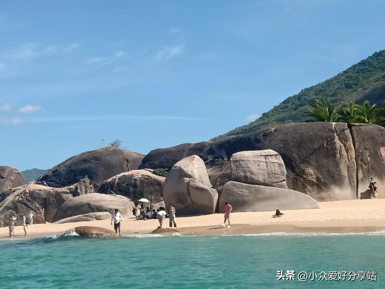 周末和闺蜜去三亚天涯海角，一到这儿就被这片海迷住了！那大石头奇形怪状的，蓝天碧海