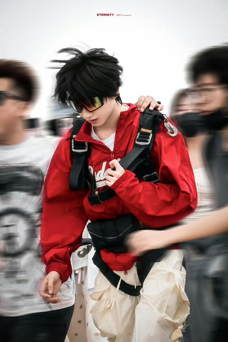 杨博文帅飞了，酷毙了，简直夯爆了杨博文红衣跳伞路透杨博文周扬