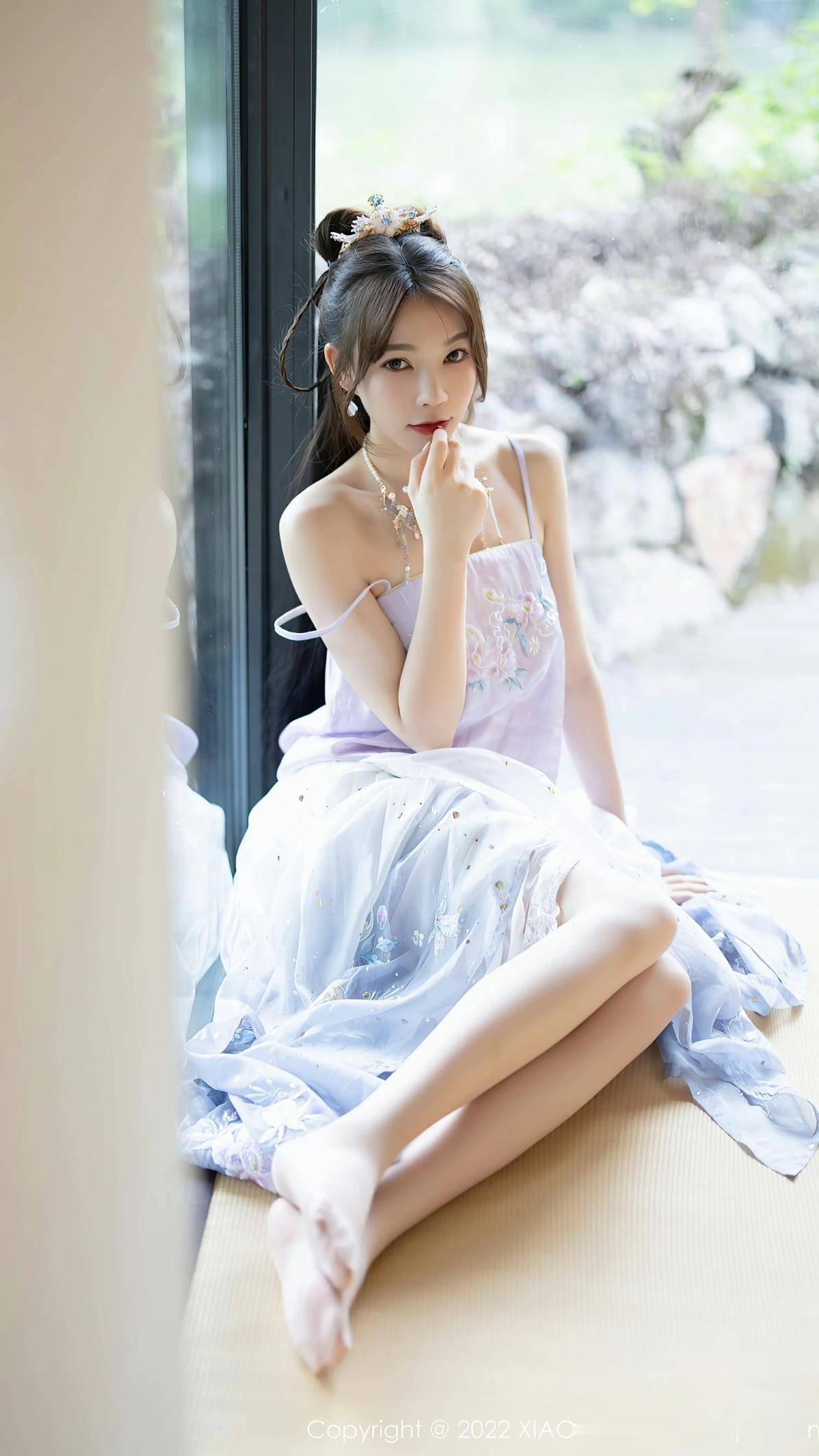 面若桃花嫣然，眉目含情，温婉又灵动。高雅气质美女 好身材性感女神