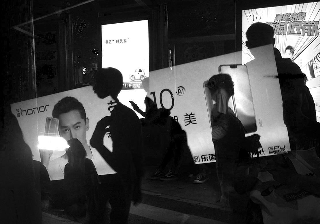 人群太过拥挤笑容太多刻意岁月带走记忆我等在了原地